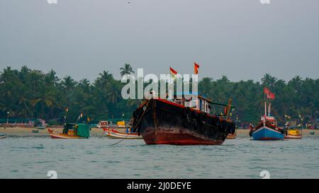 Sindhudurg, INDIA - 23 dicembre 2021 : Barca da pesca tipo Troller nella regione costiera del Maharashtra. Distretto di Sindhudurg elencato in 30 turista favorito de Foto Stock