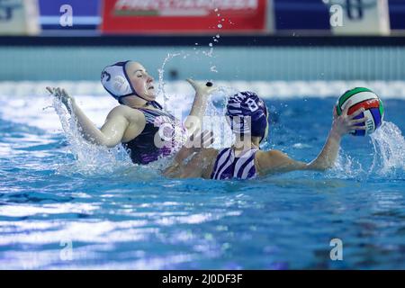 Roma, Italia. 18th Mar 2022. Elizaveta Ivanova (CSS Verona) (L) vs Rosa Rogondino (Bogliasco 1951) (R) durante CSS Verona vs Bogliasco 1951, Italian Women's Coppa Italia waterpolo a Roma, Italia, Marzo 18 2022 Credit: Independent Photo Agency/Alamy Live News Foto Stock