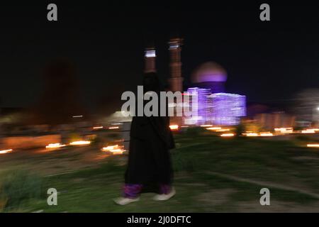 Kashmir, India. 18th Mar 2022. 18 marzo 2022, Srinagar, Jammu e Kashmir, India: Una donna musulmana sciita del Kashmiri cammina in un cimitero durante la festa di Shab-e-Barat (Mid-Shaa'ban), segnando la metà del mese islamico di Shaban e due settimane prima dell'inizio del mese santo di digiuno del Ramadan, E su cui i dodici sciiti commemorano la nascita di Imam Mahdi (l'ultima Imam della setta), nella zona di Zaibal di Srinagar. Credit: ZUMA Press, Inc./Alamy Live News Foto Stock