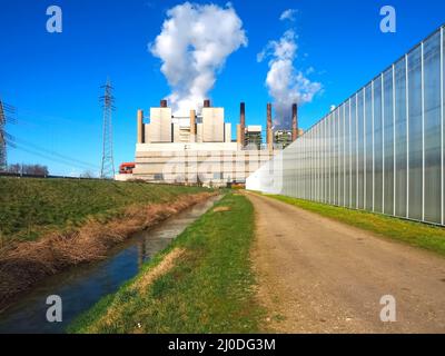 La stazione di lignite RWE Power inquina le emissioni di anidride carbonica a Neurath, Grevenbroich, Germania Foto Stock