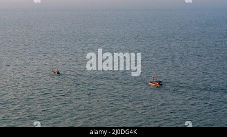 Sindhudurg, INDIA - 23 dicembre 2021 : Barca da pesca a stroller che va per la pesca nella regione costiera del Maharashtra. Distretto di Sindhudurg elencato in 30 f Foto Stock