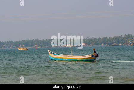 Sindhudurg, INDIA - 23 dicembre 2021 : Barca del pescatore nel Mare Arabico al Maharashtra di costa, Sindhudurga Foto Stock