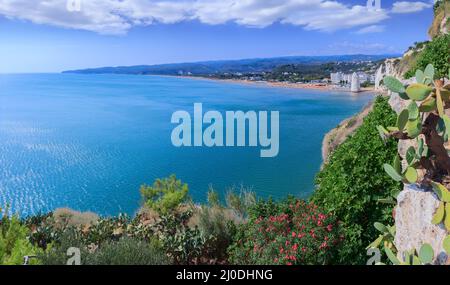 Costa del Gargano: baia di Vieste in Puglia. Spiaggia di Castello o di Scialara: È oscurata dal Castello di Swabiam e dal Monolito di Pizzomuno. Foto Stock