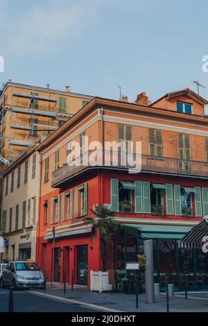 Nizza, Francia - 10 marzo 2022: L'esterno del ristorante la Favola a Cours Saleya, la più grande zona pedonale di Vieux Nice (Città Vecchia) meglio conosciuta per i Foto Stock