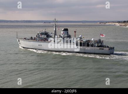 Il contatore della miniera della classe Hunt misura la nave HMS BROCKLESBY lasciando la base navale Foto Stock