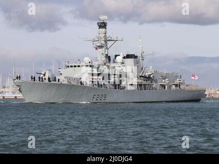 La Royal Navy Type 23 fregate HMS LANCASTER salpa dalla base navale Foto Stock