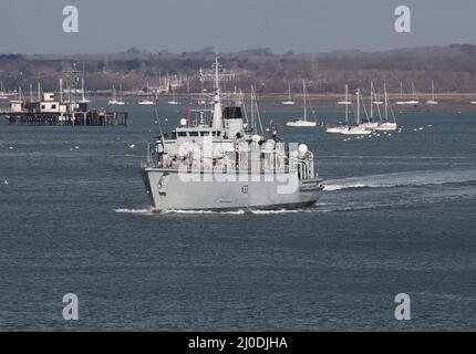 Il contatore della miniera della classe Hunt misura la nave HMS BROCKLESBY lasciando la base navale Foto Stock