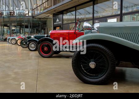 Oldtimer grande garage. Foto Stock