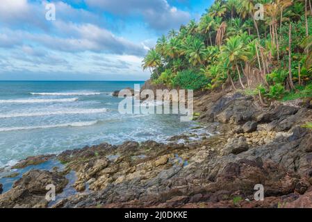 Vista della spiaggia rocciosa di Havaizinho nel tardo pomeriggio Foto Stock