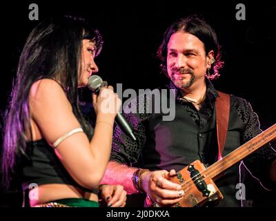 Grace Bond in voce e Aaron Bond in cigar box chitarra Foto Stock