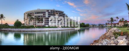 Tramonto cielo e nuvole sul fiume Doctors Pass vicino a Lowdermilk Beach Foto Stock