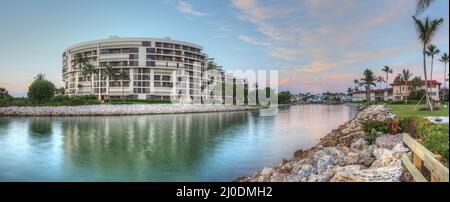 Tramonto cielo e nuvole sul fiume Doctors Pass vicino a Lowdermilk Beach Foto Stock