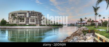 Tramonto cielo e nuvole sul fiume Doctors Pass vicino a Lowdermilk Beach Foto Stock