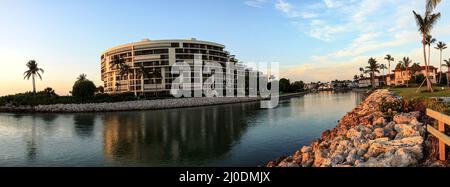 Tramonto cielo e nuvole sul fiume Doctors Pass vicino a Lowdermilk Beach Foto Stock