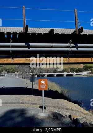 Segnale equestre avviso di un'autorizzazione limitata si prega di scendere sul sentiero Alameda Creek Trail, California Foto Stock