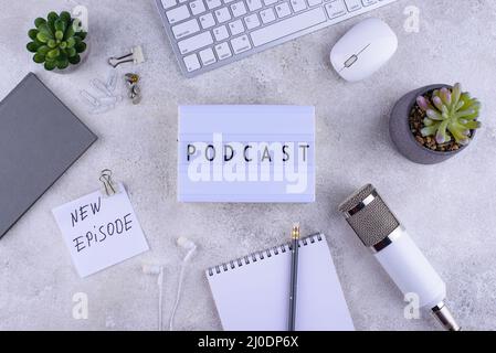 Podcast nuovo episodio concetto con microfono Foto Stock