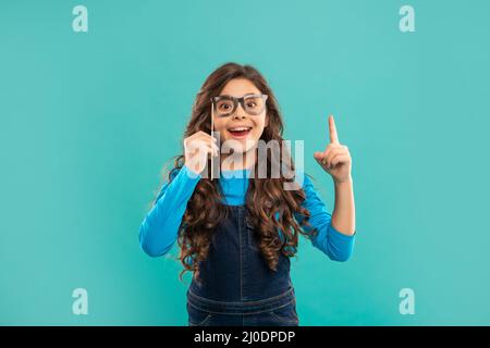 ispirato con idea. stupito divertente bambino con occhiali. teen party-goer. tempo di festa. Foto Stock