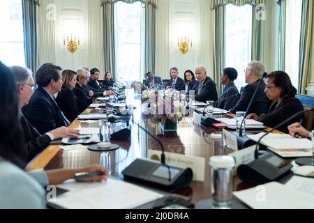 Washington DC, Stati Uniti d'America. 18th Mar 2022. Washington, Stati Uniti d'America. 18 marzo 2022. Il presidente degli Stati Uniti Joe Biden e la First Lady Jill Biden si sono fermati da un incontro del Gabinetto del cancro con alti funzionari della Casa Bianca e la leadership di tutta l'amministrazione di Biden-Harris alla Casa Bianca, 17 marzo 2022 a Washington, DC. Durante la riunione, il gabinetto ha annunciato i passi iniziali per il riacceso: Credito: Adam Schultz/Casa Bianca Foto/Alamy Live News Foto Stock