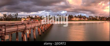 Tramonto rosa e viola sul molo di Napoli sulla costa del Golfo di Napoli, Florida Foto Stock