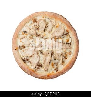 Pizza con filetto di pollo, funghi champignon, mozzarella e formaggi gouda con salsa cremosa. Isolato su sfondo bianco Foto Stock