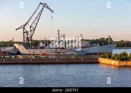 Kronstadt è una città e un ex fortezza sul mare Baltico isola Kotlin off San Pietroburgo, in Russia. Foto Stock