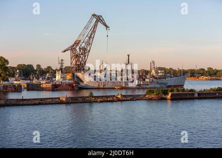 Kronstadt è una città e un ex fortezza sul mare Baltico isola Kotlin off San Pietroburgo, in Russia. Foto Stock
