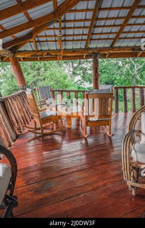 Autentico tavolino da caffè in legno con sedie all'aperto sulla terrazza. Patio per tutta la famiglia. Foto Stock
