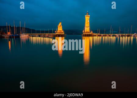 Vista del porto di entrata e il faro in Lindau sul Lago di Costanza. Foto Stock