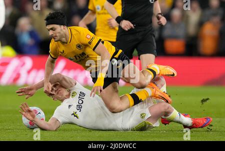 Wolverhampton, UK.18th Marzo 2022. Raul Jimenez di Wolverhampton Wanderers affrontato da Adam Forshaw di Leeds United durante la partita della Premier League a Molineux, Wolverhampton. Credit: Sportimage/Alamy Live News Foto Stock