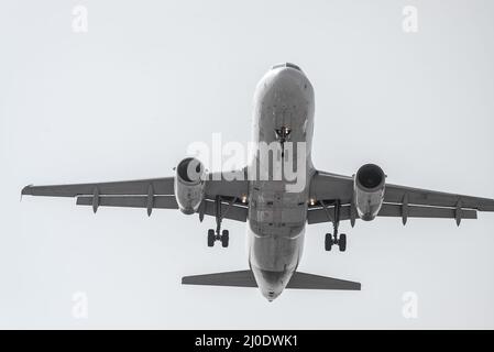 Aereo in volo alto in partenza dall'aeroporto Foto Stock