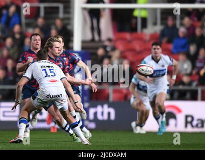 Bristol, Regno Unito. 18th Mar 2022. 18th marzo 2022; Ashton Gate Stadium, Bristol, South Gloucestershire, Inghilterra; Gallagher Premier League rugby, Bristol Bears Versus Bath: Dan Thomas of Bristol Bears passa a Put Piers o'Conor per provare credito: Action Plus Sports Images/Alamy Live News Foto Stock