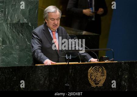 Nazioni Unite. 19th Mar 2022. (220318) -- NAZIONI UNITE, 18 marzo 2022 (Xinhua) -- il Segretario generale delle Nazioni Unite Antonio Guterres si rivolge a una riunione commemorativa dell'Assemblea generale in occasione della Giornata internazionale per l'eliminazione della discriminazione razziale presso la sede delle Nazioni Unite a New York, il 18 marzo 2022. Il venerdì Guterres ha chiesto un'azione contro la discriminazione razziale. (Manuel Elias/un Photo/Handout via Xinhua) Credit: Xinhua/Alamy Live News Foto Stock