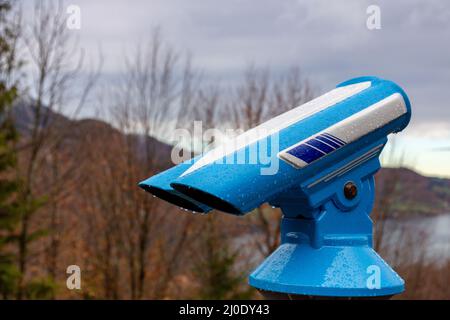 Binocoli sullo sfondo del cielo blu Foto Stock