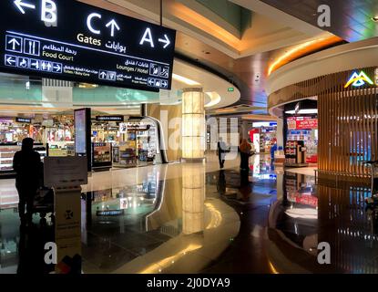 Muscat, Oman - 16 febbraio 2020: Interno del terminal delle partenze all'aeroporto internazionale di Muscat, Oman. Foto Stock