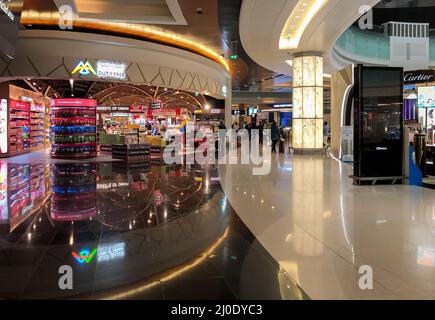 Muscat, Oman - 16 febbraio 2020: Interno del terminal delle partenze all'aeroporto internazionale di Muscat, Oman. Foto Stock