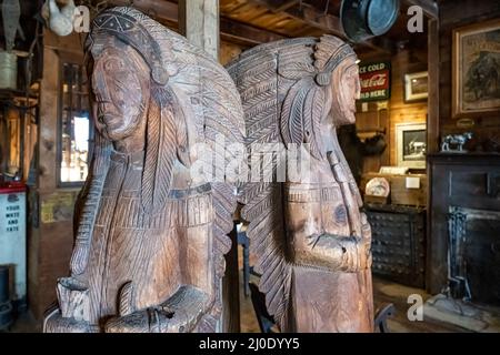 Wooden Indians presso l'Old Sautee Store a Sautee Nacoochee, Georgia. (USA) Foto Stock