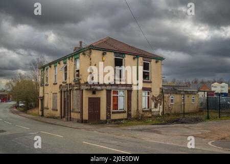 17.03.2022 Sutton, St Helens, Merseyside, Regno Unito. Vecchia casa pubblica a Sutton a St Helens pronta per la demolizione Foto Stock