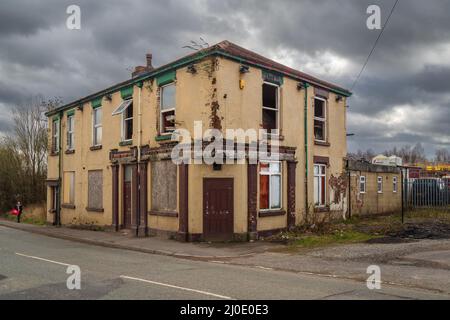 17.03.2022 Sutton, St Helens, Merseyside, Regno Unito. Vecchia casa pubblica a Sutton a St Helens pronta per la demolizione Foto Stock
