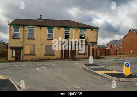 17.03.2022 Sutton, St Helens, Merseyside, Regno Unito. Vecchia casa pubblica a Sutton a St Helens pronta per la demolizione Foto Stock