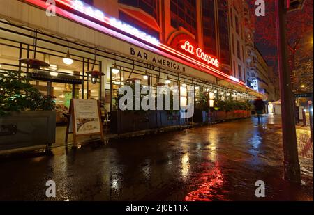 Il famoso caffè la Coupole alla notte piovosa , Parigi, Francia. Foto Stock