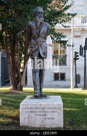 Statua drammaturgo e romanziere spagnolo Ramón María del Valle-Inclán. Foto Stock