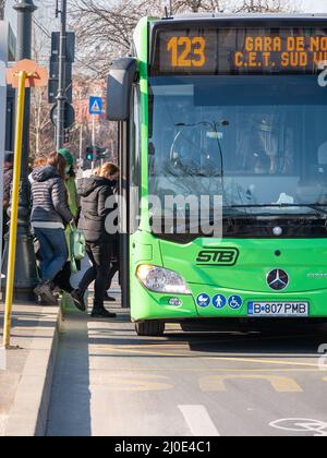 Bucarest, Romania - 02.04.2022: Nuovi autobus Mercedes appartenenti alla Bucharest Transit Corporation (Societatea de Transport Bucuresti -STB) nel traffico. Foto Stock