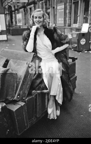 Cybill Shepherd raffigurato sul set of the Lady Vanishes, girato alla Marylebone Station di Londra. The Lady Vanishes è un film di mistero comico britannico del 1979. È protagonista Elliott Gould come Robert un fotografo DI VITA, Cybill Shepherd come Amanda (Iris), Angela Lansbury come Miss Froy, Herbert Lom, e Arthur Lowe e Ian Carmichael come Charters e Caldicott. Il film è un remake del film omonimo di Alfred Hitchcock del 1938. Il film segue due americani che viaggiano in treno attraverso 1939 Germania. Insieme, essi indagano la misteriosa scomparsa di una nanny inglese che viaggia anche sul treno. P Foto Stock