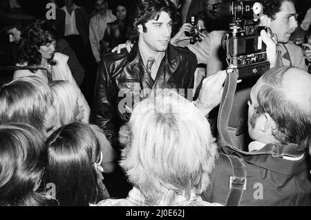 John Travolta, attore, cantante e ballerino americano, a Londra durante la settimana di rilascio del film Grease. Il grasso è stato rilasciato nel Regno Unito il 14th settembre 1978. Grease è un film di commedia musicale romantica americano del 1978 basato sul musical omonimo di Jim Jacobs e Warren Casey. Il film raffigura la vita degli studenti della Rydell High School Danny Zuko e Sandy Olsson alla fine del 1950s. Diretto da Randal Kleiser e scritto da Bronte Woodard, il film è protagonista John Travolta come Danny, Olivia Newton-John come Sandy e Stockard Channing come Betty Rizzo. Il grasso ha avuto successo sia criticamente che commerci Foto Stock