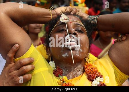 New Delhi, India. 18th Mar 2022. Una devota indù ha la lingua trafitto mentre prende parte alla processione di Thaipusam. Credit: ZUMA Press, Inc./Alamy Live News Foto Stock