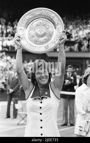 1978 Ladies Singles Final, Wimbledon, Chris Evert v Martina Navratilova, Wimbledon Tennis Championships , venerdì 7th luglio 1978. Martina Navratilova vince in tre set (2?6, 6?4, 7?5) i nostri spettacoli di foto ... Martina Navratilova con la parrocchia di Venus Rosewater. Foto Stock