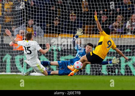 Wolverhampton, Regno Unito. 18th Mar 2022. 18th marzo 2022; Molineux Stadium, Wolverhampton, West Midlands, Inghilterra; Premier League Football; Wolverhampton Wanderers versus Leeds United; Illan Meslier of Leeds United Dives come Stuart Dallas tenta di bloccare un colpo da Raul Jimenez di Wolverhampton Wanderers Credit: Action Plus Sports Images/Alamy Live News Foto Stock