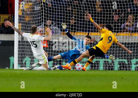 Wolverhampton, Regno Unito. 18th Mar 2022. 18th marzo 2022; Molineux Stadium, Wolverhampton, West Midlands, Inghilterra; Premier League Football; Wolverhampton Wanderers versus Leeds United; Illan Meslier of Leeds United Dives come Stuart Dallas tenta di bloccare un colpo da Raul Jimenez di Wolverhampton Wanderers Credit: Action Plus Sports Images/Alamy Live News Foto Stock