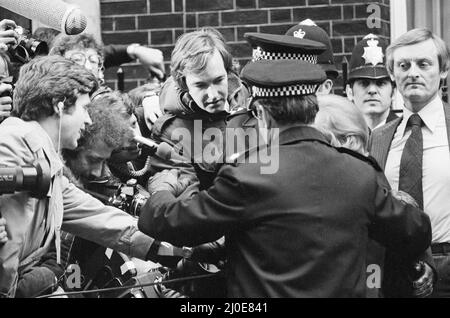 Margaret Thatcher entra nel numero 10 Downing Street dopo la sua storica vittoria elettorale, diventando la prima donna del primo ministro britannico. Tra la folla di giornalisti riuniti vi è il giornalista Jon Snow. 4th maggio 1979 Foto Stock