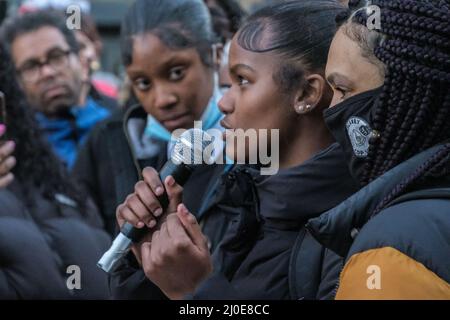 Londra, Regno Unito. 18th Mar 2022. Le ragazze della scuola ChildQ frequenta parlare delle proteste all'interno della scuola e dire che queste continueranno come la risposta del personale è stata inadeguata alla protesta da Hackney Cop Watch & Sisters Uncut alla stazione di polizia di Stoke Newington che blocca la strada che non richiedono più polizia nelle scuole dopo È stato segnalato 15-year-old Child Q è stato traumatized da una striscia-ricerca completa da due ufficiali incontrate femminili mentre sul suo periodo, quasi certamente fatto perché era nera. La sua scuola ad Hackney chiamò la polizia nel dicembre 2020 dopo che il personale pensò che potessero sentire l'odore di cannabis mentre era Foto Stock